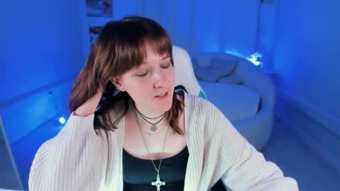 Snapshot of clover_red chatting on January 2025 06:00:01 PM Clover follow me online show from January 2025 06:00:01 PM