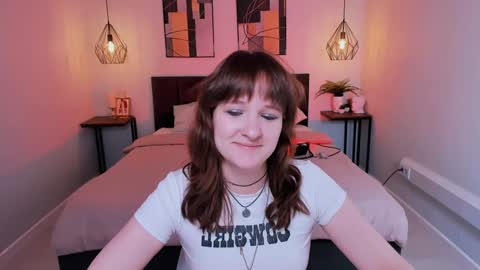 Snapshot of clover_red chatting on February 2025 01:52:01 PM Clover follow me online show from February 2025 01:52:01 PM