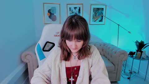 Snapshot of clover_red chatting on February 2025 02:21:02 PM Clover follow me online show from February 2025 02:21:02 PM