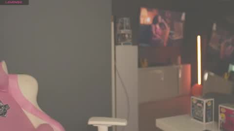 Laura online show from November 2025 11:41:01 PM