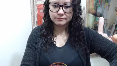 Snapshot of curly_greeneyed chatting on October 2025 06:52:02 PM Vannesa online show from October 2025 06:52:02 PM