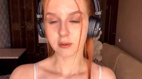 Snapshot of cyndydemyan chatting on September 2025 11:32:02 AM Mia online show from September 2025 11:32:02 AM