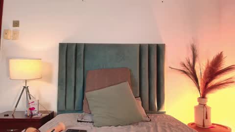 Snapshot of daphnebeaumont chatting on September 2025 12:32:01 PM DAPHNE BEAUMONT online show from September 2025 12:32:01 PM