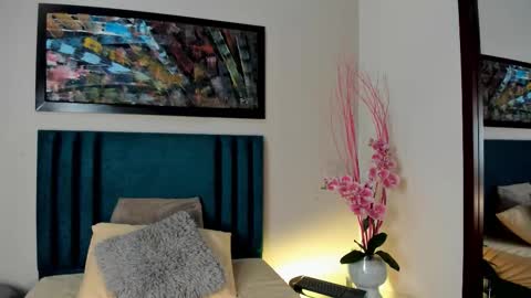 Snapshot of daphnebeaumont chatting on October 2025 02:23:02 PM DAPHNE BEAUMONT online show from October 2025 02:23:02 PM