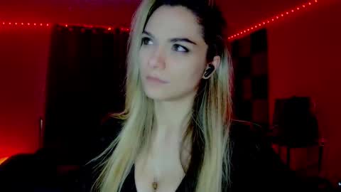 Snapshot of darkskullmistress chatting on November 2025 03:41:01 AM roseredgoddess online show from November 2025 03:41:01 AM