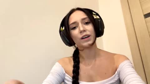Mia online show from September 2025 10:06:01 AM