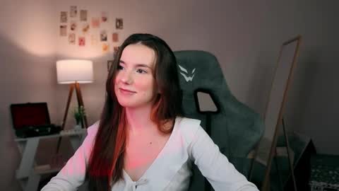 Snapshot of desofia chatting on December 2025 04:32:01 AM Maya online show from December 2025 04:32:01 AM