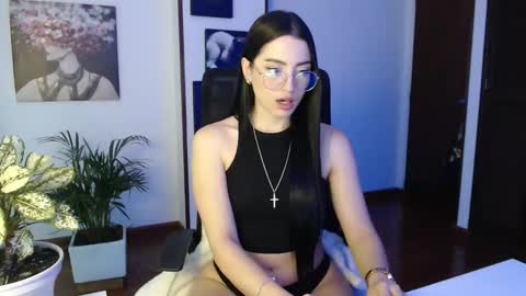 Snapshot of divineisis chatting on November 2025 11:00:02 AM Hera online show from November 2025 11:00:02 AM