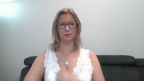 Snapshot of doreenkiss chatting on November 2025 10:03:02 AM DoreenSexy online show from November 2025 10:03:02 AM