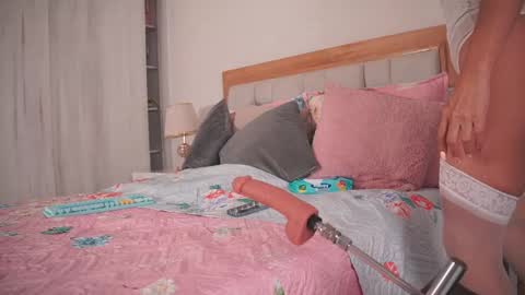 Elena online show from September 2025 08:00:02 PM