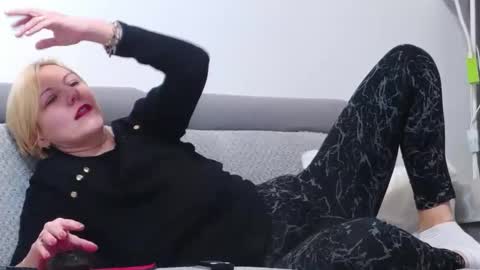 Snapshot of elsiemacks chatting on November 2025 08:31:01 PM ElsieMacks online show from November 2025 08:31:01 PM