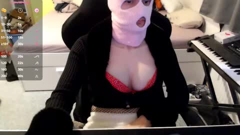 Emely online show from January 2025 10:42:02 AM