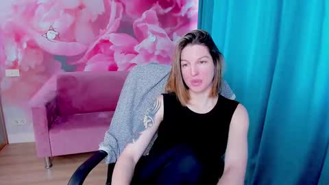 EmilyWalkers online show from February 2025 08:09:02 AM