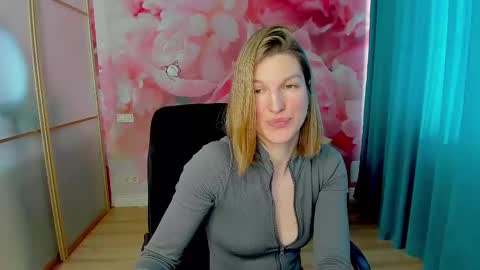 EmilyWalkers online show from February 2025 10:39:02 AM