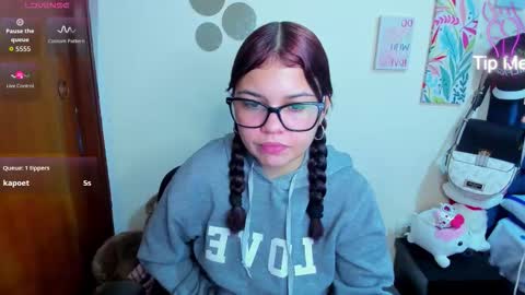 Snapshot of emma_boo_ chatting on December 2025 07:33:02 PM emma_boo_ online show from December 2025 07:33:02 PM