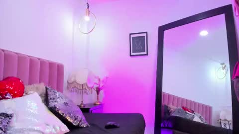 Snapshot of emma_moore8 chatting on November 2025 10:45:02 PM Emma online show from November 2025 10:45:02 PM