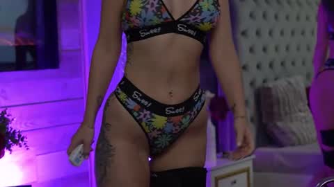 Snapshot of glamourousmom chatting on November 2025 04:12:01 AM CharmingMom online show from November 2025 04:12:01 AM