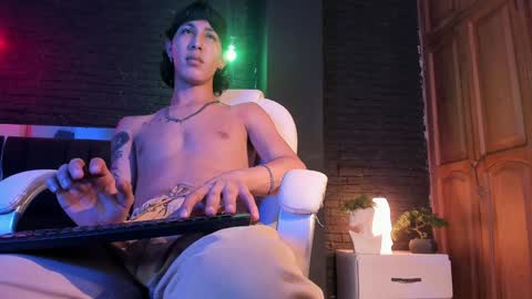 Snapshot of godly_huan chatting on December 2024 05:44:01 PM HUAN online show from December 2024 05:44:01 PM