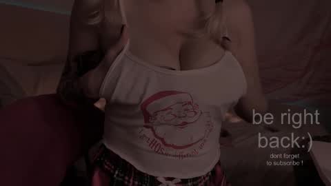 Snapshot of h2h0e chatting on December 2025 09:54:01 PM Lana online show from December 2025 09:54:01 PM