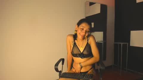 haileycat_ online show from December 2024 08:00:02 AM