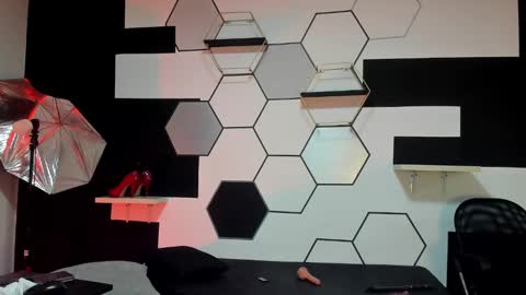 haileycat_ online show from December 2024 11:17:01 AM