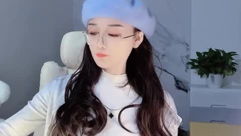 Snapshot of happysweetie168 chatting on December 2024 06:43:02 AM Daisy online show from December 2024 06:43:02 AM