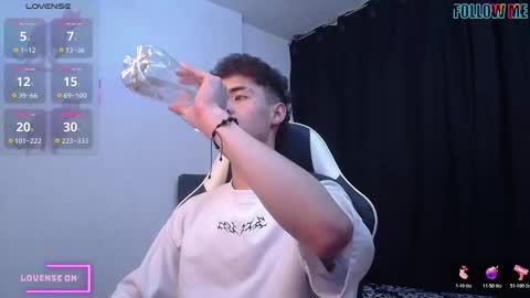 Snapshot of hellcat_xx chatting on October 2025 10:22:01 PM CROW online show from October 2025 10:22:01 PM