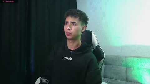 Snapshot of hellcat_xx chatting on December 2025 08:30:02 AM CROW online show from December 2025 08:30:02 AM