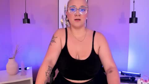 Snapshot of hollie_joliie chatting on September 2025 12:05:02 PM Hollie online show from September 2025 12:05:02 PM