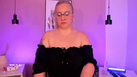 Snapshot of hollie_joliie chatting on September 2025 12:16:02 PM Hollie online show from September 2025 12:16:02 PM