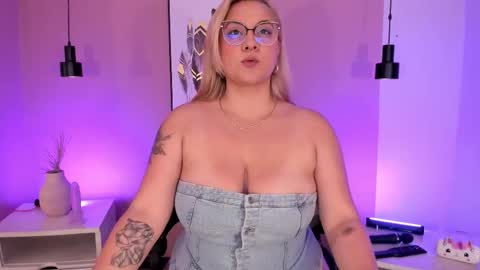 Snapshot of hollie_joliie chatting on September 2025 12:07:01 PM Hollie online show from September 2025 12:07:01 PM