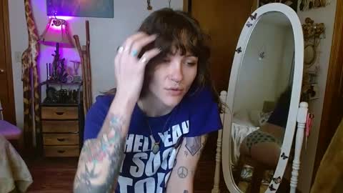 Snapshot of honeybeexo333 chatting on February 2025 07:21:01 PM Honey Bee online show from February 2025 07:21:01 PM