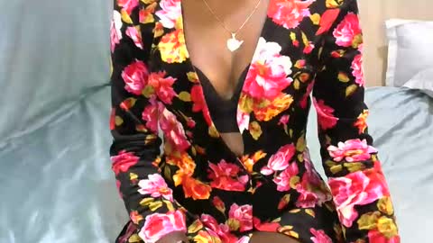 Snapshot of honeypie78 chatting on October 2025 05:08:02 AM Becky online show from October 2025 05:08:02 AM