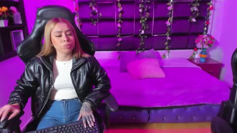 hornyy mom online show from January 2025 01:14:02 PM