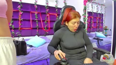 hornyy mom online show from September 2025 01:03:01 PM