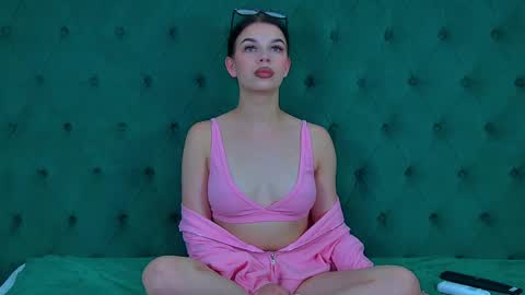 isabellevale online show from September 2025 11:23:02 AM