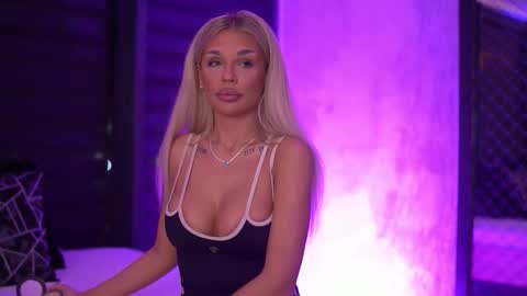 IvyRowa online show from October 2025 06:06:01 PM