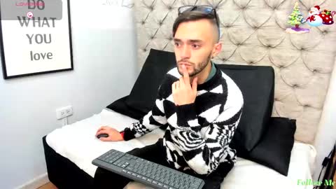 jakemagnus_ online show from December 2024 12:05:02 PM