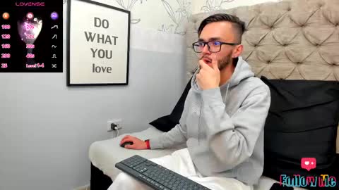 jakemagnus_ online show from January 2025 12:57:02 PM