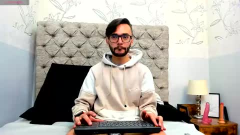 jakemagnus_ online show from January 2025 11:48:01 AM
