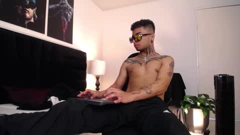 juancamilo66_ online show from January 2025 07:49:02 PM