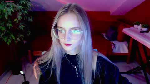 kuraikitsune_ online show from September 2025 01:57:02 PM