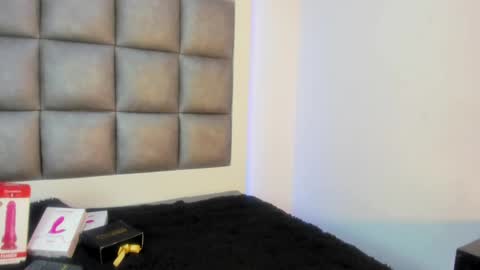 laura__js_ online show from September 2025 03:50:01 PM