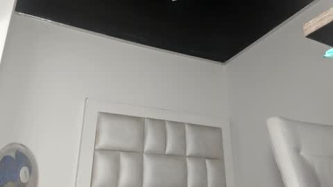 laura__js_ online show from November 2025 04:56:01 AM