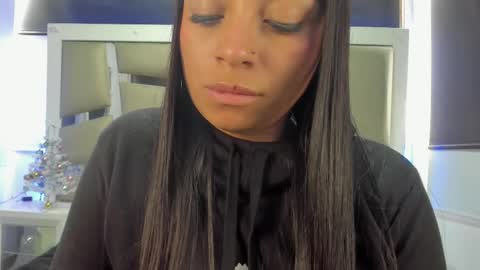 laura__js_ online show from December 2025 04:26:01 PM