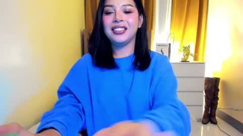 Snapshot of laurasinclair chatting on December 2025 05:00:01 PM Your sweet Laura online show from December 2025 05:00:01 PM