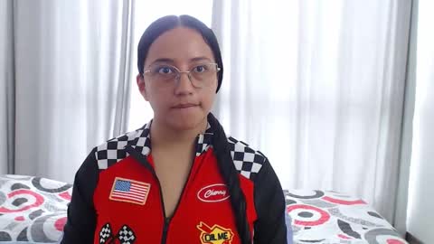 Snapshot of lauu_jones chatting on November 2025 05:40:02 PM Laura online show from November 2025 05:40:02 PM