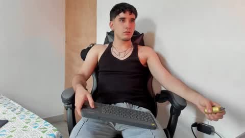 Snapshot of leo_jones389 chatting on December 2024 09:40:02 PM Leo Jones online show from December 2024 09:40:02 PM