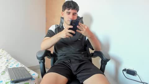 Snapshot of leo_jones389 chatting on January 2025 10:04:01 PM Leo Jones online show from January 2025 10:04:01 PM