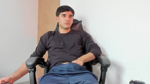 Snapshot of leo_jones389 chatting on February 2025 09:20:02 PM Leo Jones online show from February 2025 09:20:02 PM